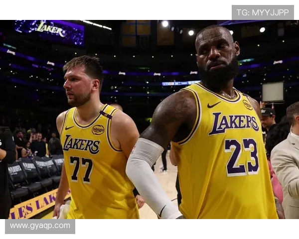 FIBA转发山寨球星合照引发热议大声喊出詹姆斯东契奇库里的名字